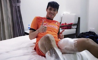 Hình ảnh các cầu thủ Việt Nam bị chơi xấu khiến người hâm mộ xót xa