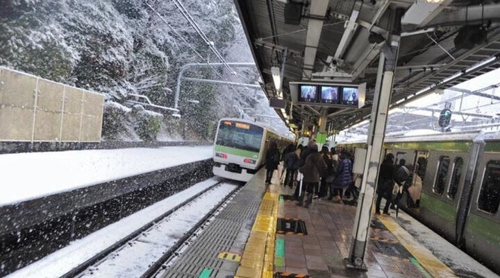 Ga tàu ở Nhật cũng bao phủ một màu trắng xóa của tuyết đầu mùa. Ảnh: Hồng Nhung