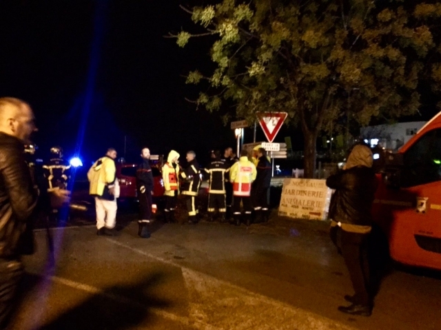 Các lực lượng an ninh Pháp cùng các xe cứu thương đến ngay hiện trường vụ tấn công ở Pháp. Ảnh: Métropolitain