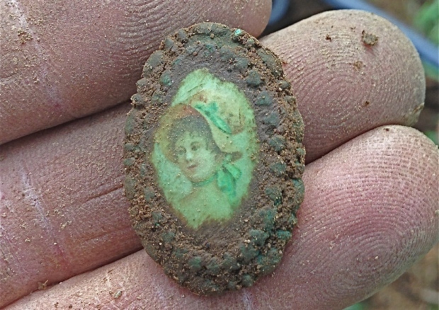 Chiếc trâm cài đầu được cho là thuộc kho báu đảo Oak được tìm thấy năm 2015