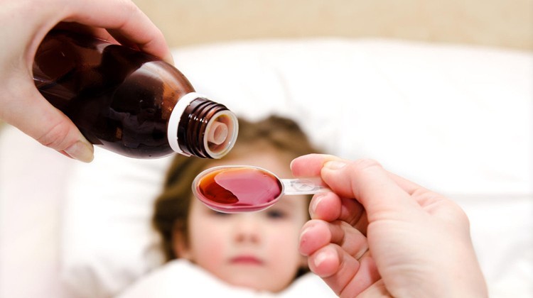 Lạm dụng siro hạ sốt cho trẻ sẽ gây nhiều biến chứng cho hệ thần kinh