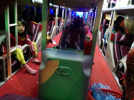 xe khách bị ném đá vỡ kính khiến nhiều hành khách hoảng loạn