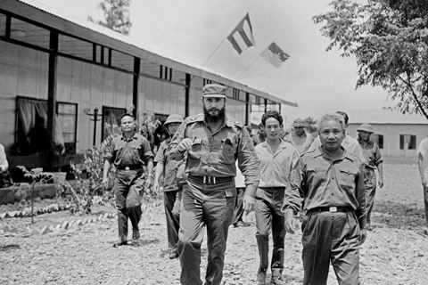 Chủ tịch Fidel Castro thăm UBND cách mạng tỉnh Quảng Trị năm 1973. Ảnh: TTXVN.