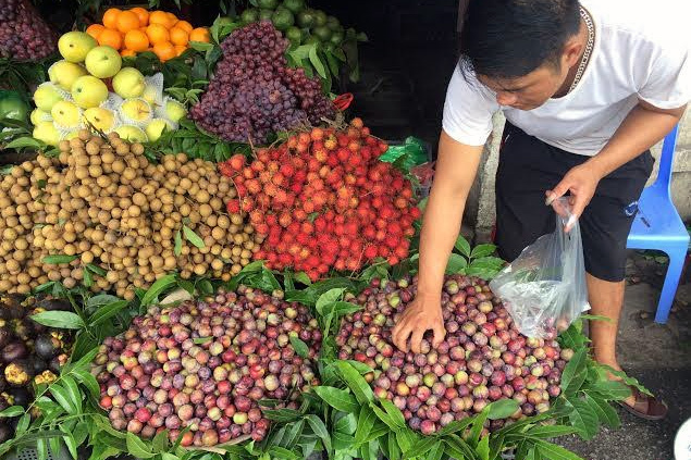 Hoa  quả Trung Quốc nhập lậu được bày bán tràn lan trên thị trường