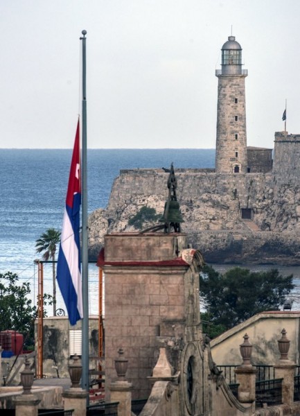 Cờ rủ được treo trên toàn đất nước Cuba