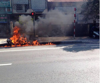 Người vi phạm giao thông châm lửa đốt xe, “dằn mặt” CSGT?