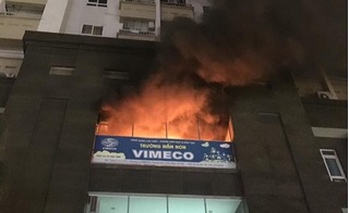 Cháy trường mầm non trong tòa chung cư, hàng trăm người hoảng loạn