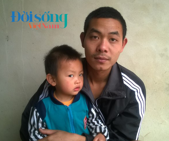 Anh Nguyễn Anh Tuấn (con trai bà Tác) bên cạnh con trai. Ảnh: Nguyễn Duẩn