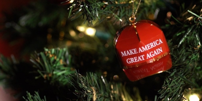Cận cảnh vẻ đẹp chiếc mũ giáng sinh mang slogan đặc trưng của ông Donald Trump