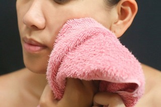 Tác hại khôn lường khi dùng khăn bông lau khô nước sau khi rửa mặt