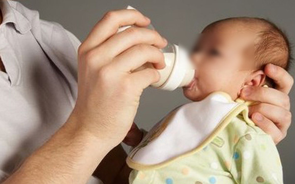 Pha sữa sai cách của người mẹ đã khiến bé tử vong. Ảnh minh họa