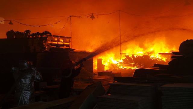Cháy lớn ở khu công nghiệp Ngọc Hồi 1