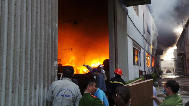 Cháy lớn ở khu công nghiệp Ngọc Hồi 7