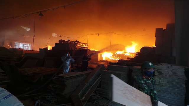 Cháy lớn ở khu công nghiệp Ngọc Hồi 11