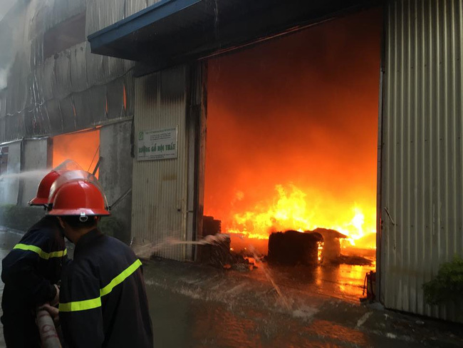 Cháy lớn ở khu công nghiệp Ngọc Hồi 12