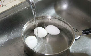 Cách bóc trứng nguy hại cho sức khỏe nhiều người không biết