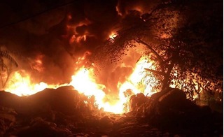 NÓNG: Cháy lớn ngùn ngụt tại làng nhựa Trung Văn, Hà Nội