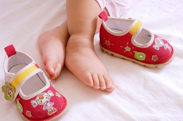 giày phát ra âm thanh gây ảnh hưởng đến trẻ nhỏ