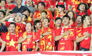 Trận đấu Việt Nam và Indonesia: Sân vận động nóng hừng hực trước giờ bóng lăn