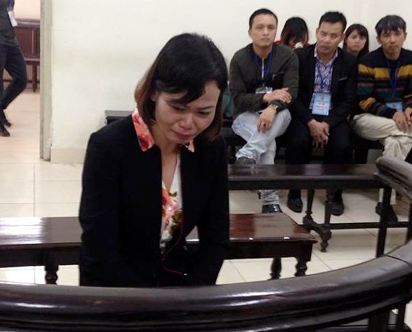 Phan Thị Xuân bật khóc nức nở sau khi nghe tòa tuyên án tù cho tội vận chuyển ma túy