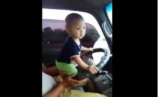 Bố để con nhỏ ngồi trên tay lái ô tô khiến người xem khiếp vía