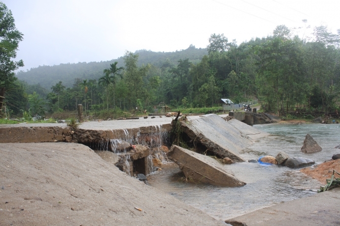 lũ lụt ở Bình Định khiến nhiều tuyến đường sạt lở