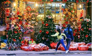 Người Hà Nội chìm trong sắc màu Giáng sinh ở phố Hàng Mã