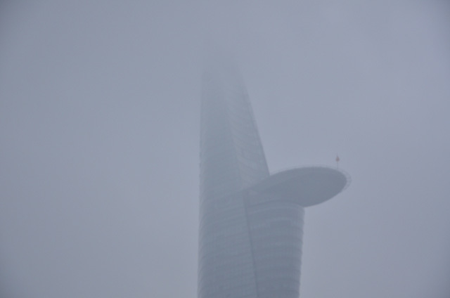 sương mù bao phủ tòa nhà Bixeco