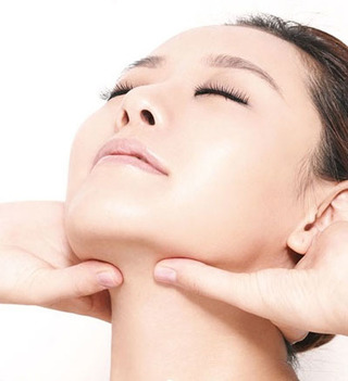Massage da vùng cổ thường xuyên để làm mờ nếp nhăn