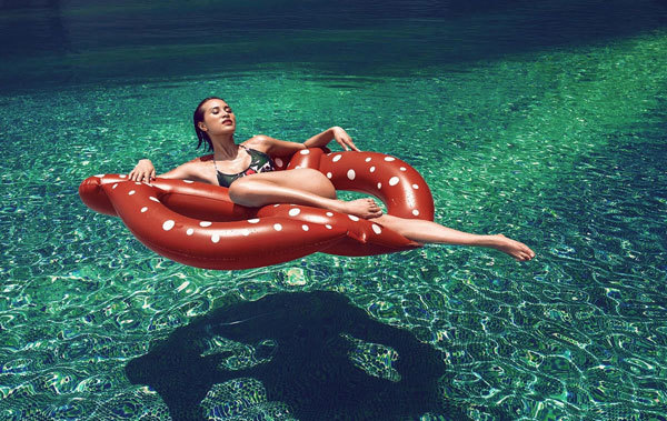 Bạn nghĩ sao nếu đang thư giãn trên biển mà bộ bikini bỗng tan thành mây khói. Ảnh minh họa: Internet