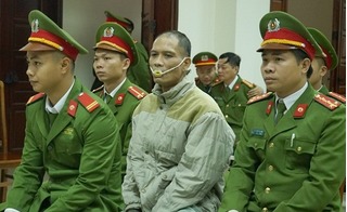 Kẻ sát hại 4 bà cháu ở Quảng Ninh đeo dụng cụ chống cắn lưỡi đến tòa