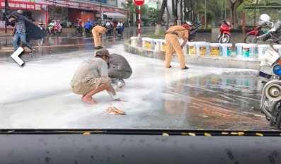 CSGT Cần Thơ dầm mưa quét đường 2