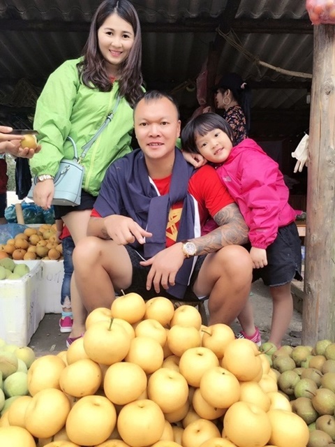 cựu thủ môn Dương Hồng Sơn phụ giúp vợ bán nông sản