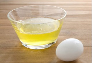 Sử dụng lòng trắng trứng gà để phục hồi tóc bị hư tổn