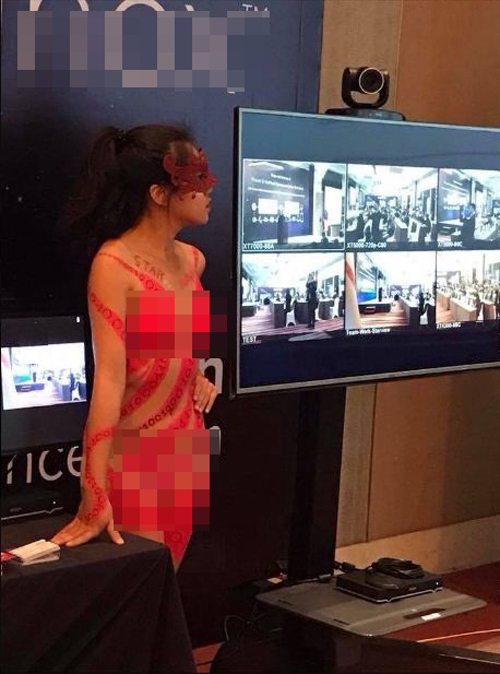 Người mẫu ăn mặc phản cảm tại Hội thảo thiết bị công nghệ truyền hình