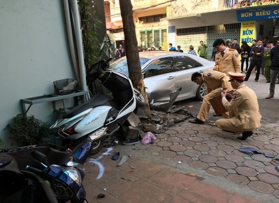 tài xế lái Camry tông chết 3 người ở phường Ái Mộ, Long Biên