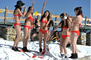 Ngắm dàn mẫu mặc bikini giữa trời tuyết âm độ để livestream sống ảo