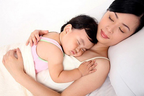 trẻ ngủ với mẹ 1