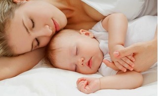 Ngủ chung với mẹ đến mấy tuổi giúp bé thông minh hơn?