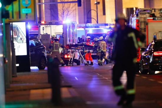 Người bị thương được đưa đi từ hiện trượng vụ khủng bố ở Berlin. Ảnh: Internet