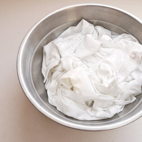 Để hiệu quả tẩy trắng tốt nhất, nên ngâm quần áo với aspirin nghiền nát qua đêm. Ảnh: Internet