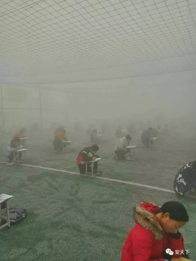 Không khí như vậy mà trường học vẫn bắt các em làm bài thi ngoài trời gây bất bình. Ảnh: Shanghaiist