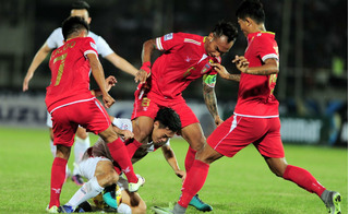Những pha bị chơi xấu thảm thương của các cầu thủ Việt Nam