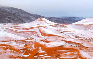 Khoảnh khắc đẹp đến ma mị khi tuyết rơi trên sa mạc Sahara