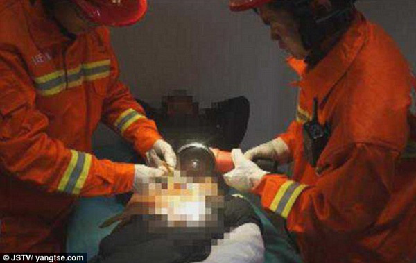 Các nhân viên cứu hộ đang giúp đỡ người đàn ông Trung Quốc. Ảnh: Internet