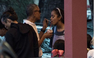 Tổng thống Obama đút đá bào cho con gái trên phố khiến dân mạng thích thú