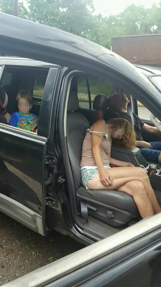 Bố mẹ phê ma túy 'chết' trên xe trước mặt con trai 4 tuổi
