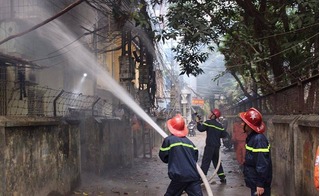 Cháy lớn ở Chùa Bộc, cụ ông 80 tuổi kiên quyết không chịu ra ngoài