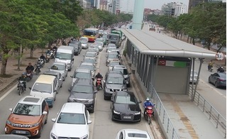 Trong 30 giây, Hà Nội có thể thu được bao nhiêu tiền phạt ô tô, xe máy lấn làn buýt nhanh?