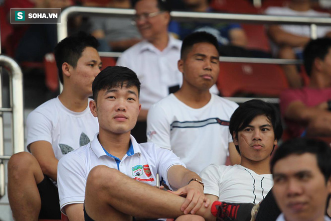 Xuân Trường trên khán đài trận U21 HAGL 1-0 U21 Việt Nam